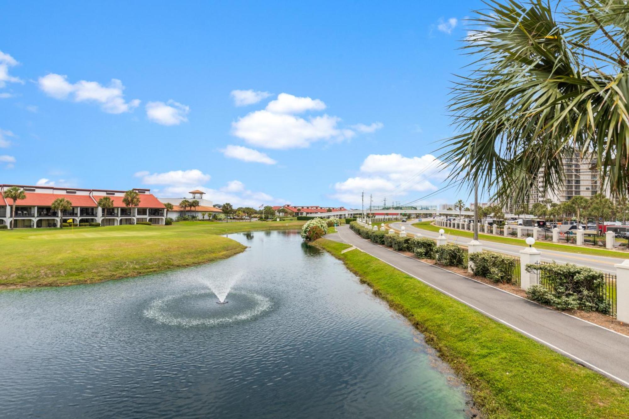 Holiday home One Round! 3br 3ba Sleeps 10! 11 Pools! Golf Courses! Tennis Courts! *
