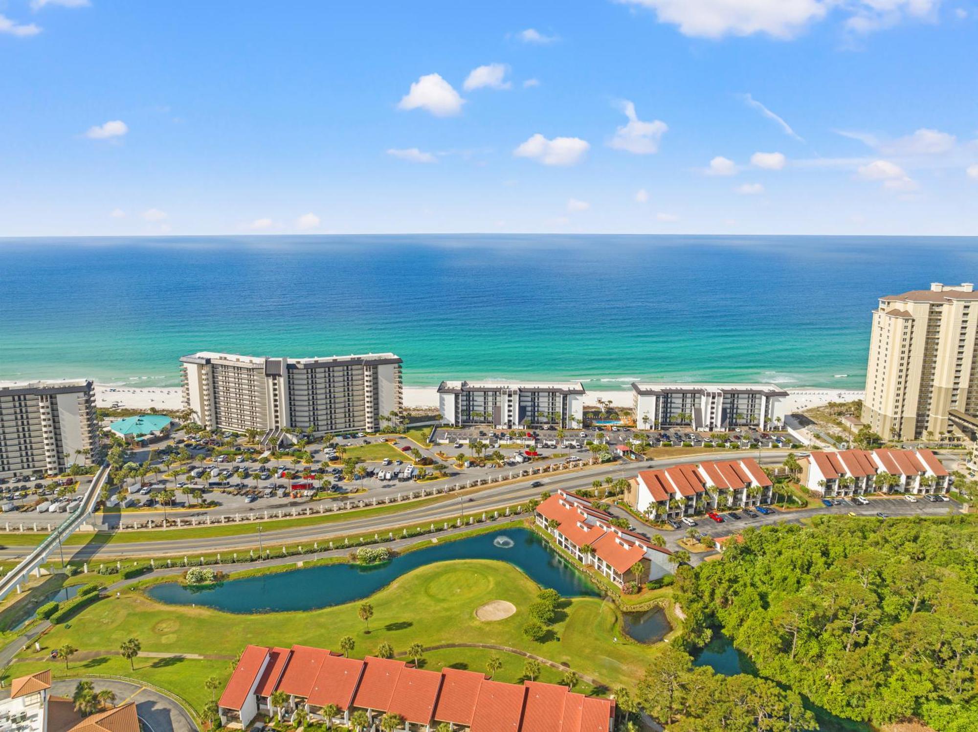 One Round! 3br 3ba Sleeps 10! 11 Pools! Golf Courses! Tennis Courts! Holiday home
